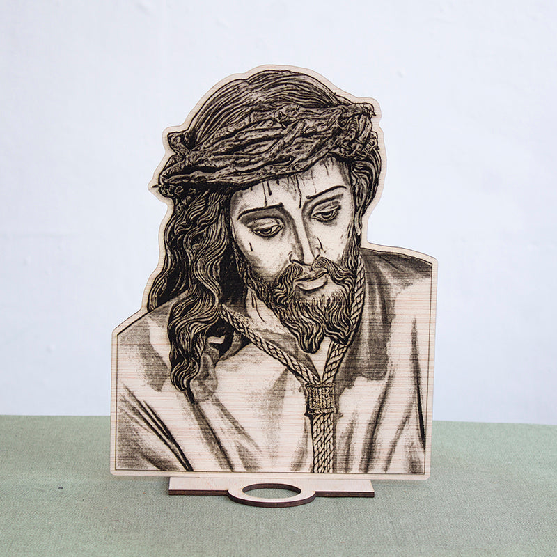 Altar de madera grabada del Santísimo Cristo de las Tres Caídas de Triana con hueco para vela de té.