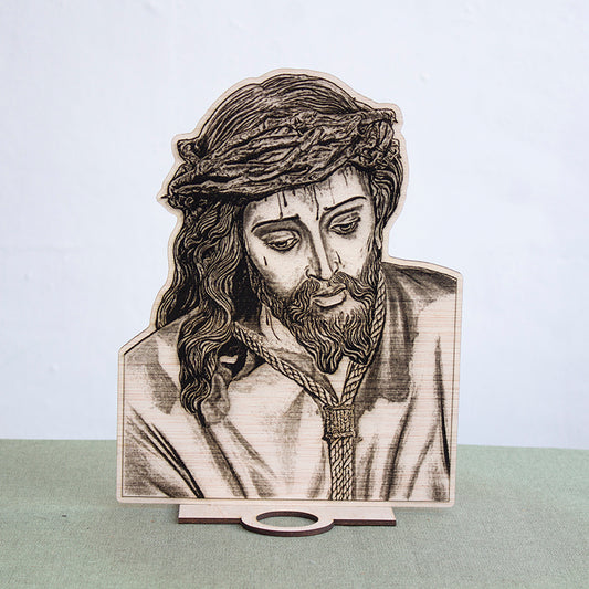Altar de madera grabada del Santísimo Cristo de las Tres Caídas de Triana con hueco para vela de té.