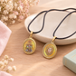COLGANTE DE LA VIRGEN DEL ROCÍO EN ACERO DORADO MOD. 2 – AMULETO DE FE Y PROTECCIÓN