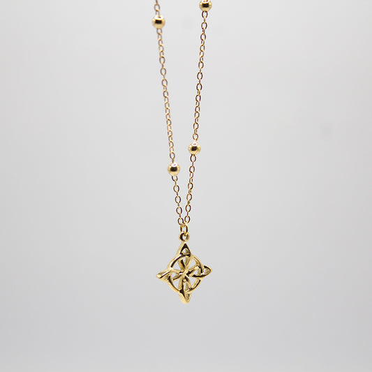 COLGANTE NUDO DE BRUJA DORADO