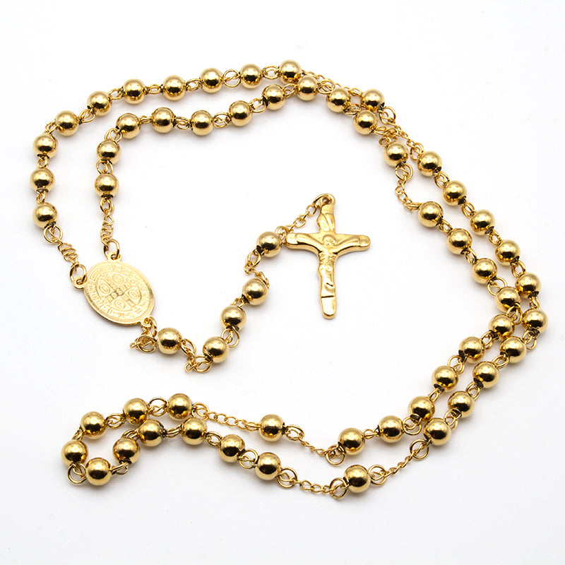 Rosario dorado de acero con Cruz de San Benito. Amuleto de protección espiritual con diseño elegante.