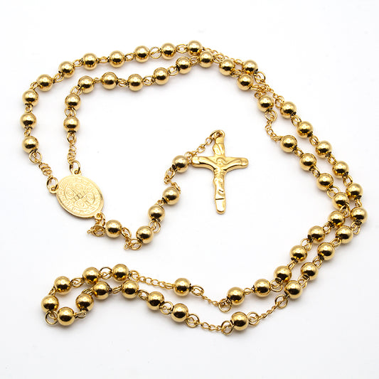 Rosario dorado de acero con Cruz de San Benito. Amuleto de protección espiritual con diseño elegante.